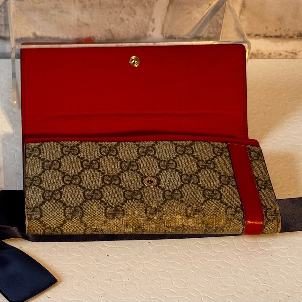 Gucci GG canvas Guccissima wallet with a red leather strap. - Picture 5 of 10